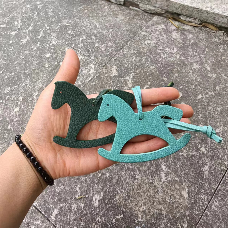 Custom Initial Fashion Horse B - Monogram Keychain Leather avaliação e preço